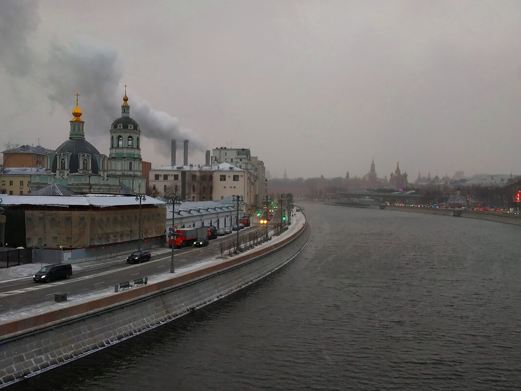 Москва не майская, а ноябрьская - Андрей Лукьянов