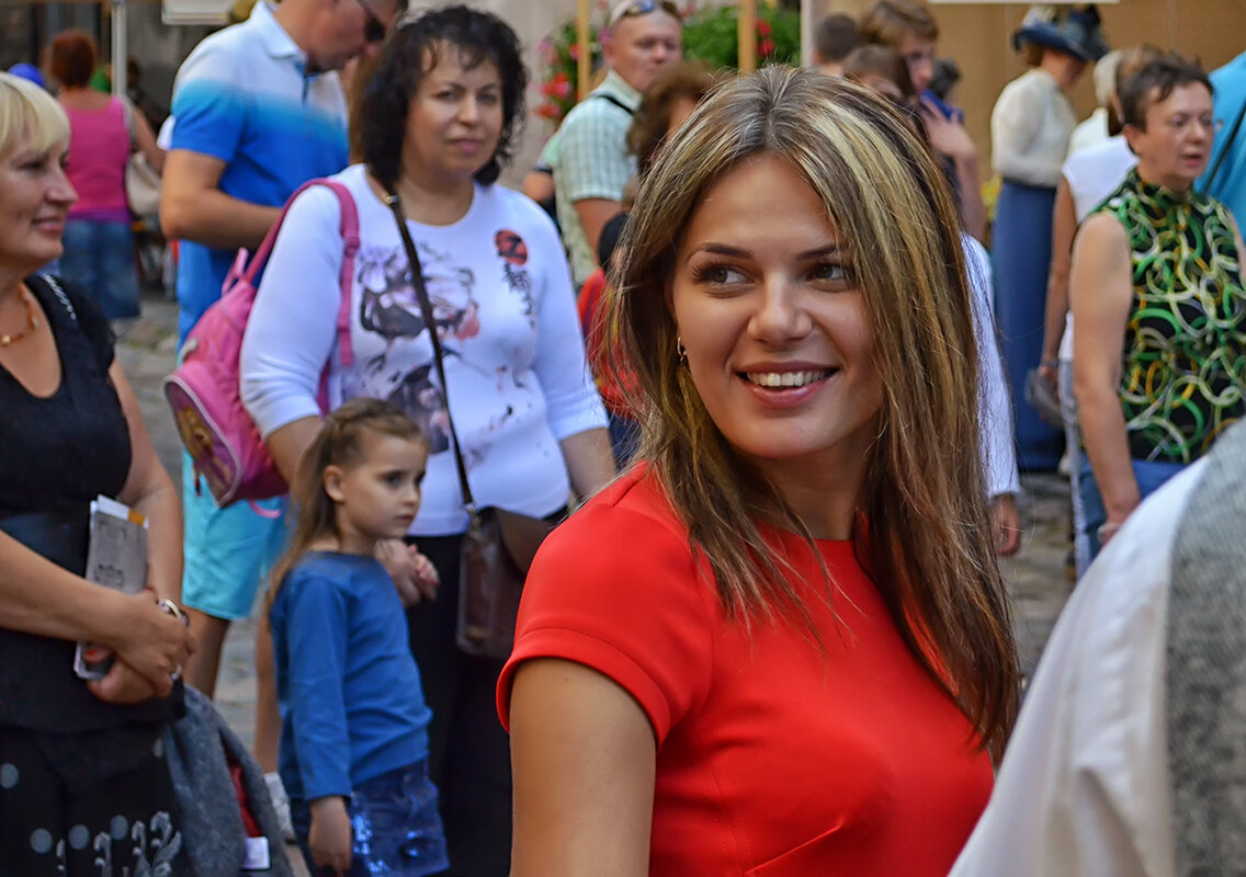 Девушка в красном - Регина Девушка в красном - Регина