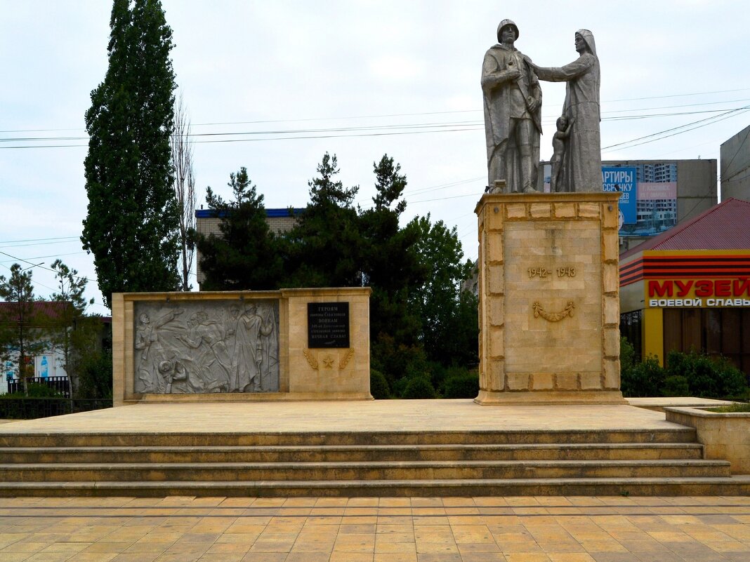 Дербент. Памятник воинам 345-й Дагестанской стрелковой дивизии, Героям обороны Севастополя. - Пётр Чернега