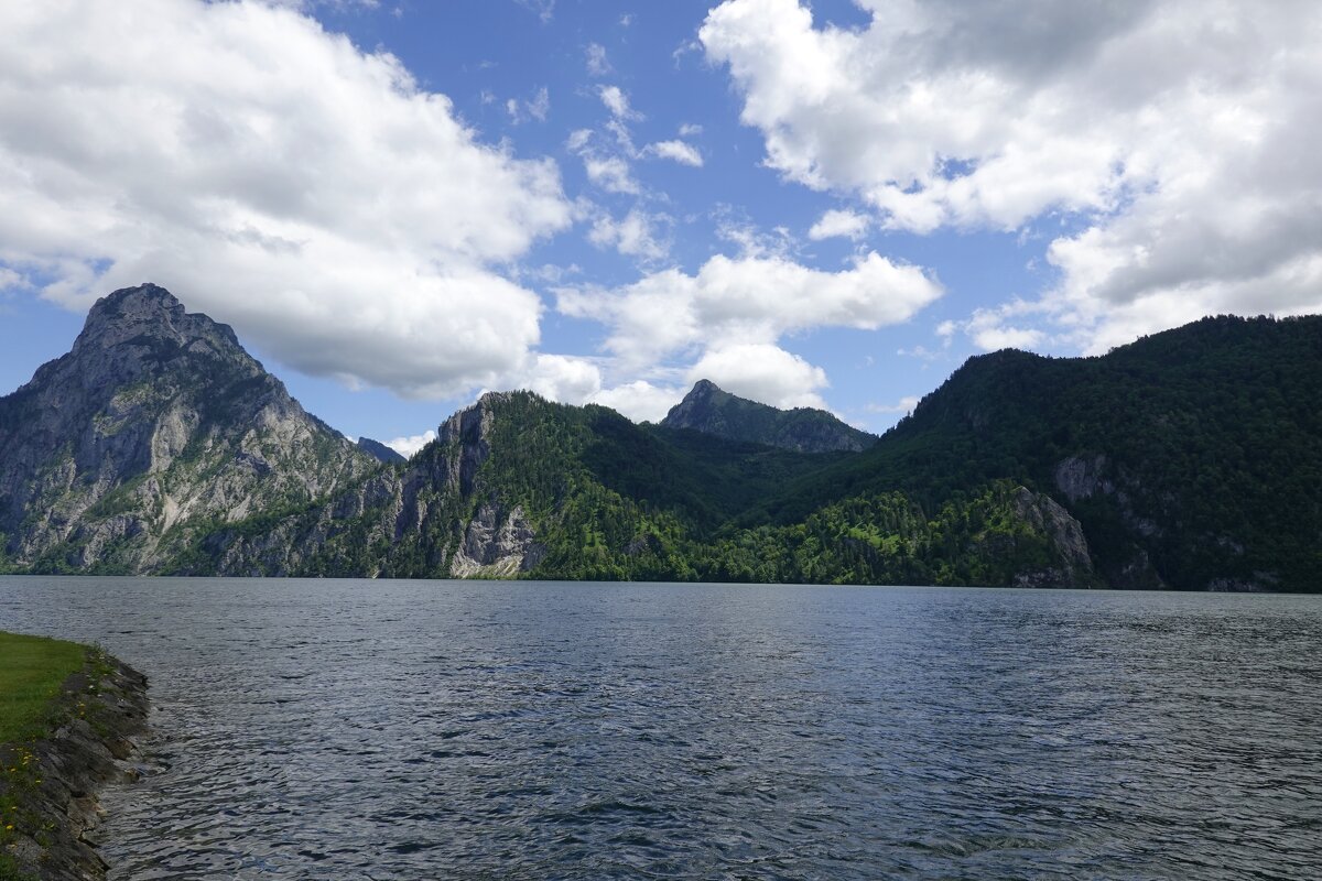 Тра́унзе (нем. Traunsee) — озеро, расположенное в Верхней Австрии, в Альпах.... - Галина 