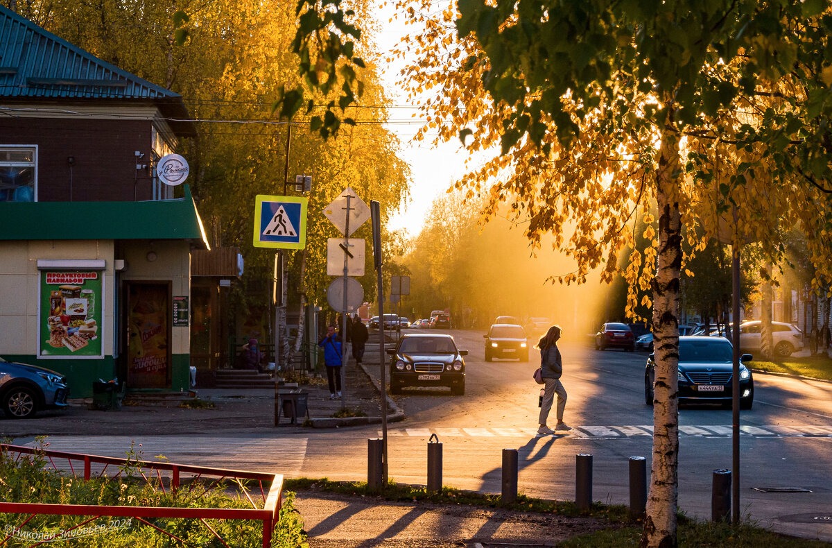 Ухта. Игра света и тени на осенней улице города. - Николай Зиновьев