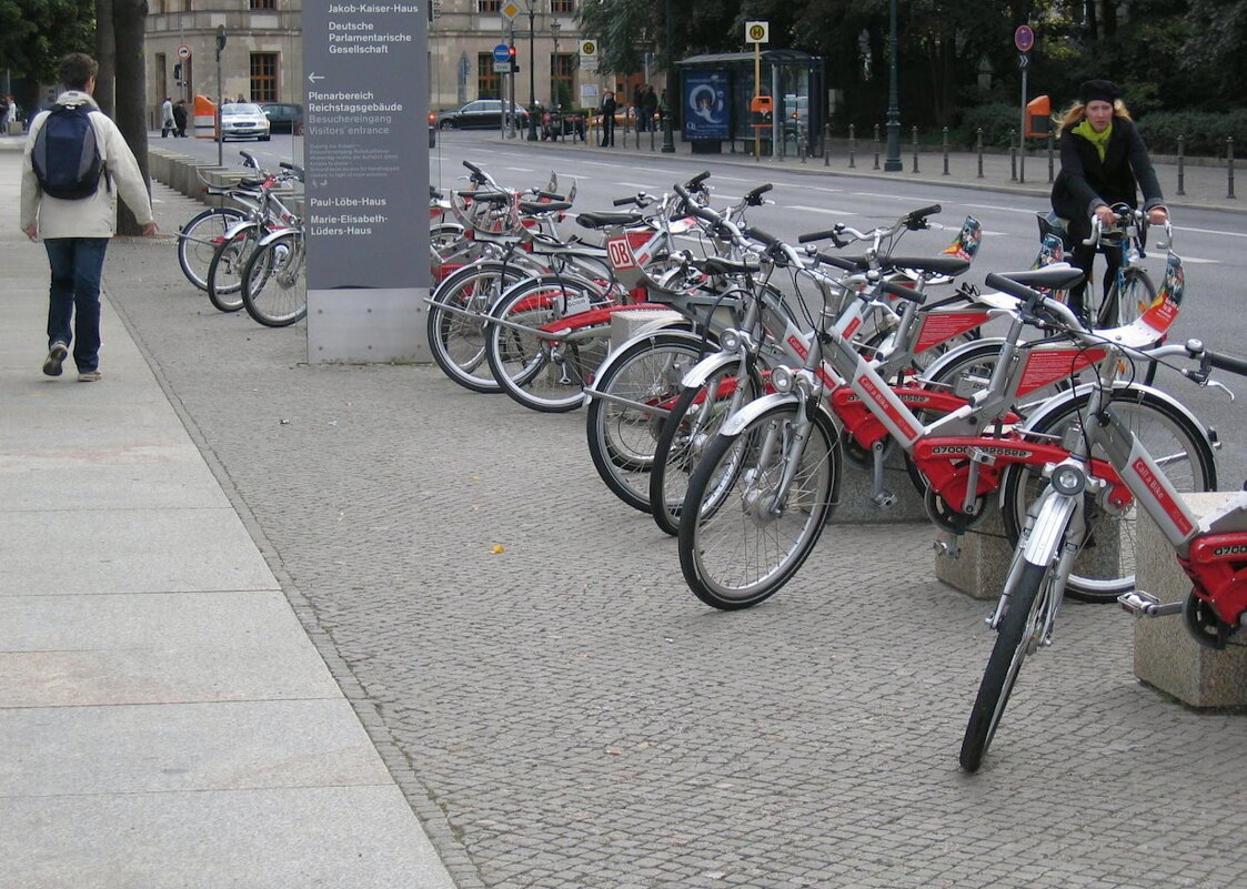 Велосипедная стоянка в Берлине. - Ольга Довженко Велосипедная стоянка в Берлине. - Ольга Довженко