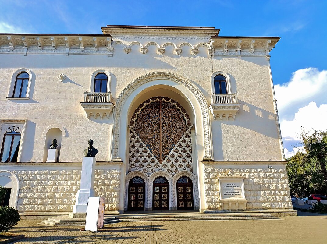 Здание Абхазского драматического театра - Елена (ЛенаРа)