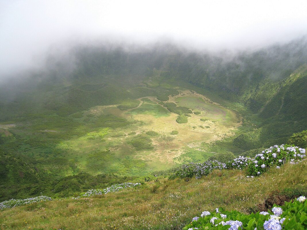 Кратер вулкана Кальдейра на острове Фаял, Азорские острова. - unix (Илья Утропов) Кратер вулкана Кальдейра на острове Фаял, Азорские острова. - unix (Илья Утропов)