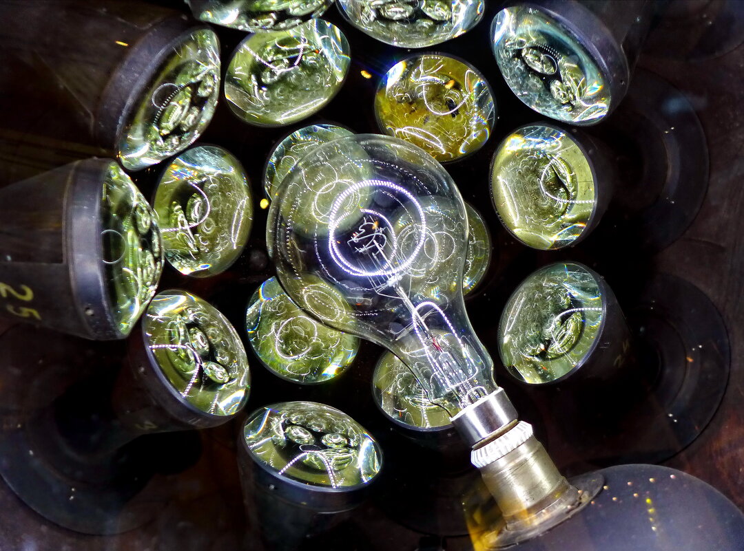 Лампа накаливания в аппарате "Планетарий №13" - Валерий Судачок Лампа накаливания в аппарате "Планетарий №13" - Валерий Судачок