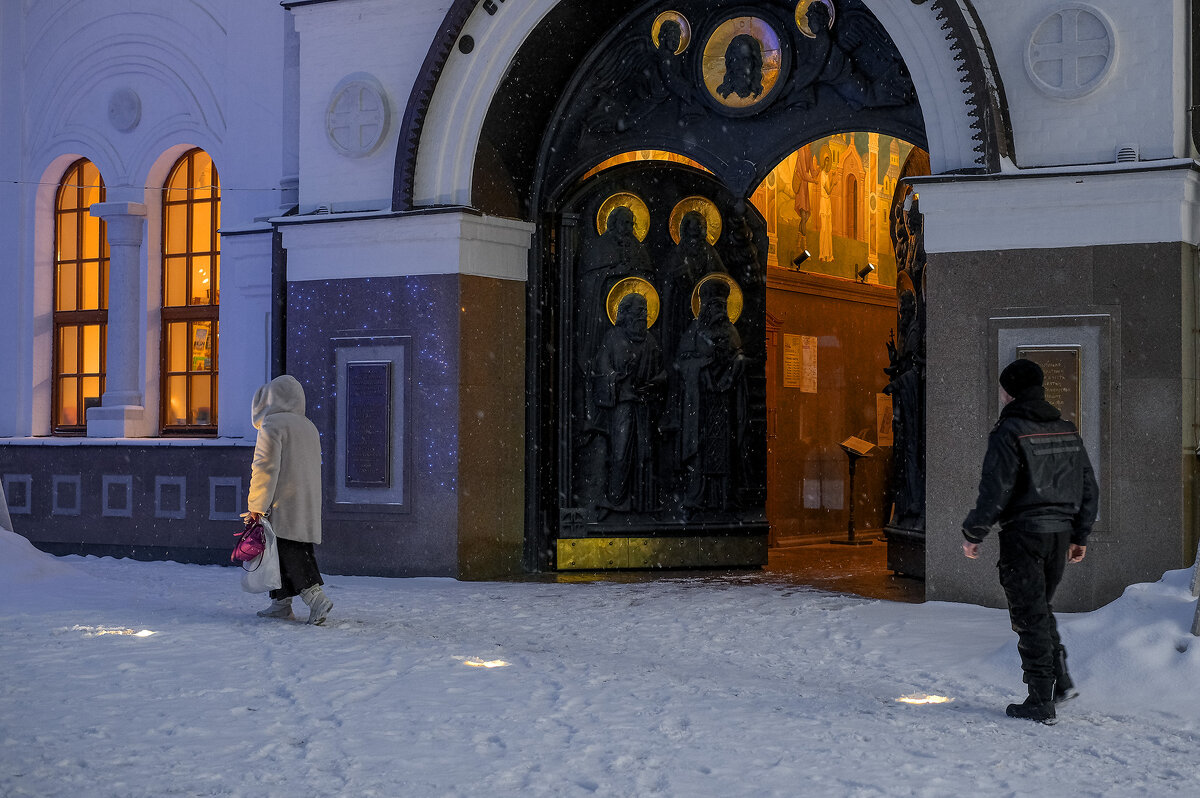 У храма... - Влад Никишин