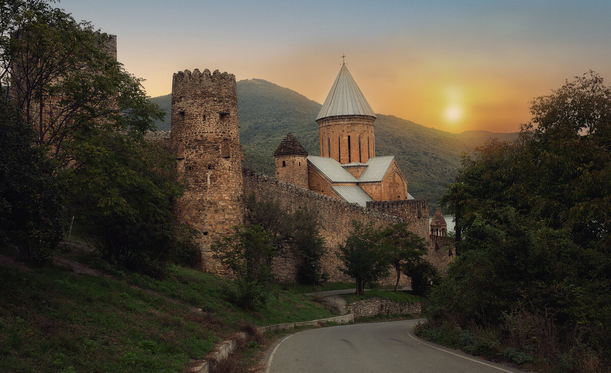 Крепость Ананури - Лилия . Крепость Ананури - Лилия .