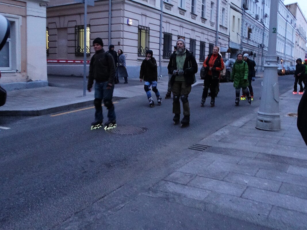 Стая собратьев по разуму вмиг пролетела... Но иные тараканы у них в головах... - svk * Стая собратьев по разуму вмиг пролетела... Но иные тараканы у них в головах... - svk *