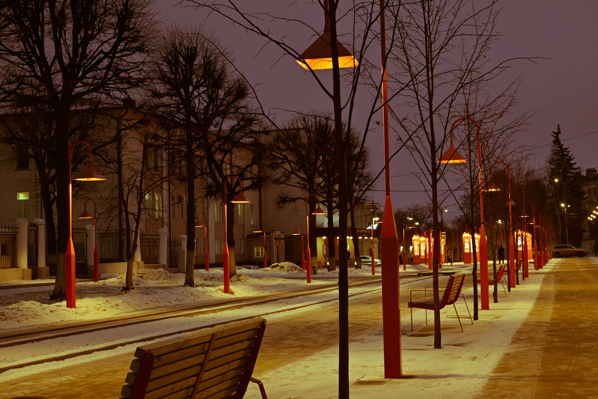 Из серии - "Ночной Ульяновск". Здание и аллея драмтеатра. - Александр Беляков