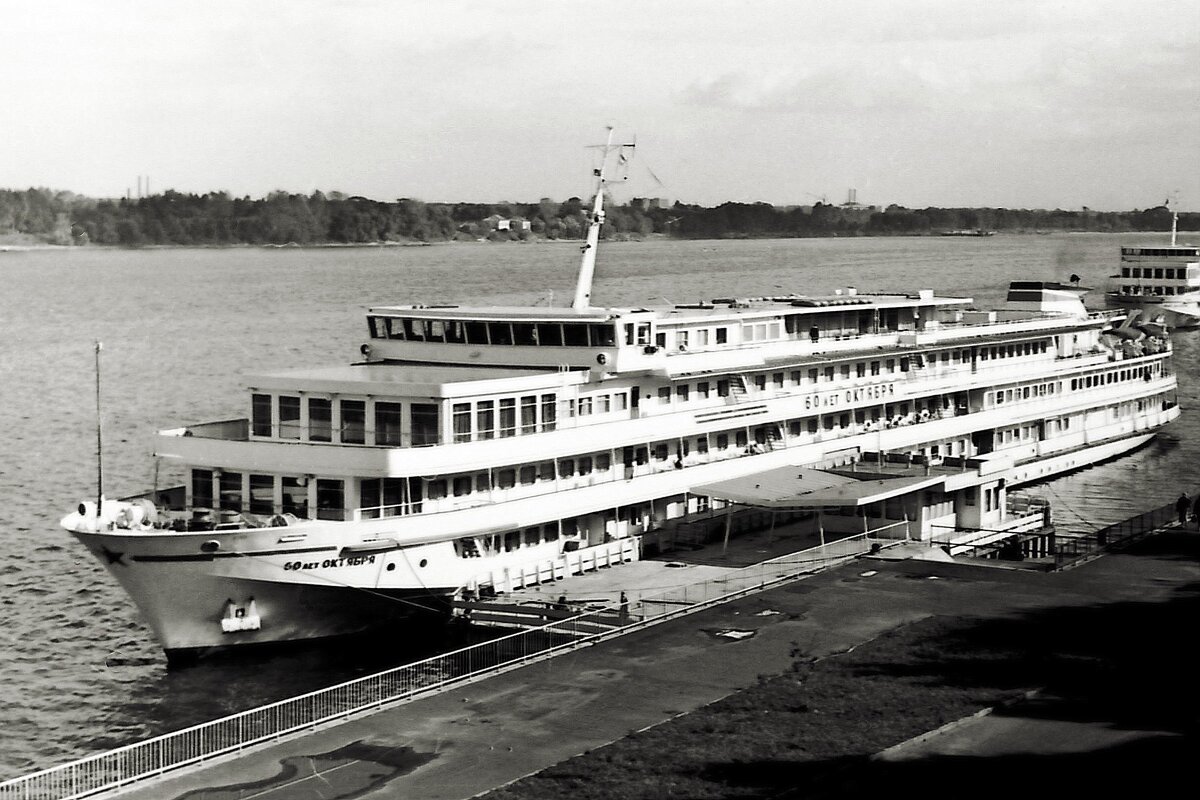 Теплоход "60 лет Октября" - Дмитрий И_