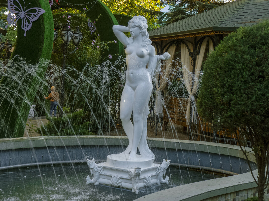 Скульптура во дворе гостинницы Даяна - Валентин Семчишин