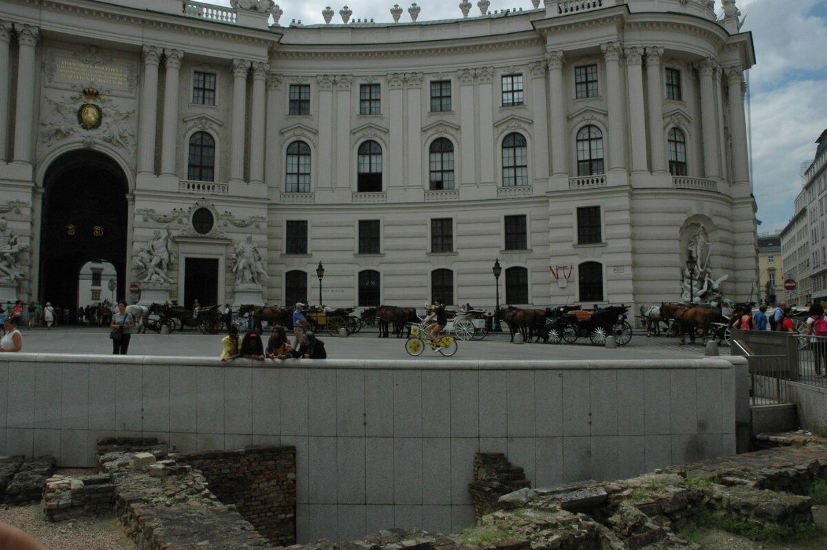 Разрушенный фонтан у Резиденции Хофбург - Alexandra Sakharova