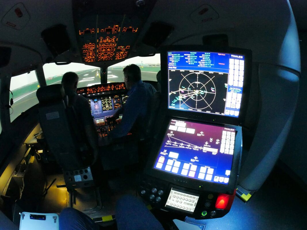 На полном тренажёре самолёта Суперджет. Фото с места - пульта инструктора. - Alexey YakovLev На полном тренажёре самолёта Суперджет. Фото с места - пульта инструктора. - Alexey YakovLev