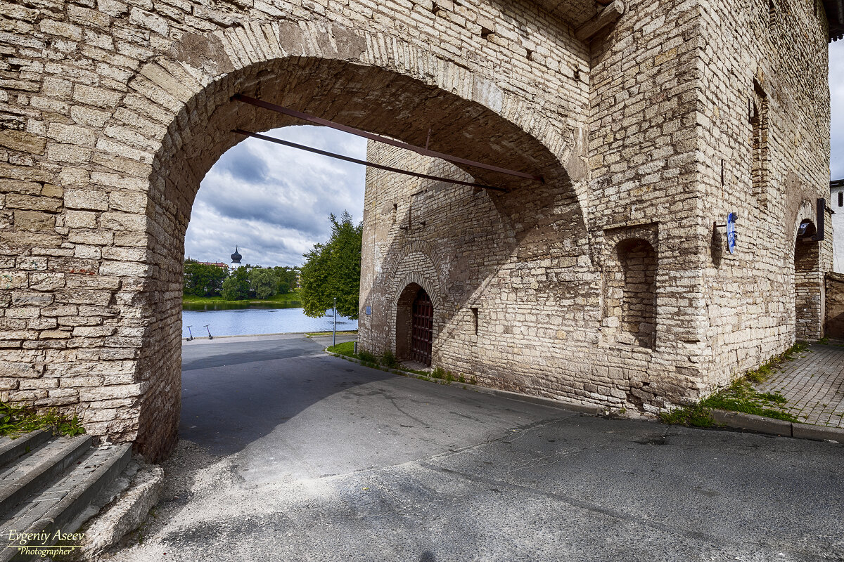 Древние стены - Евгений Древние стены - Евгений