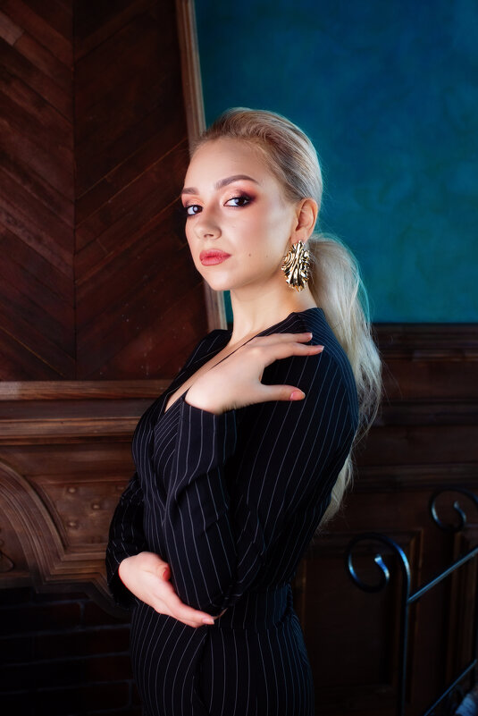 Девушка у камина. - Алексей Хаустов