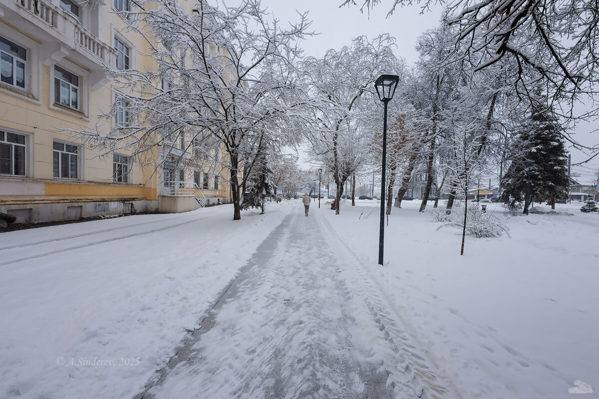 Зимняя дорога на городской улице - Александр Синдерёв