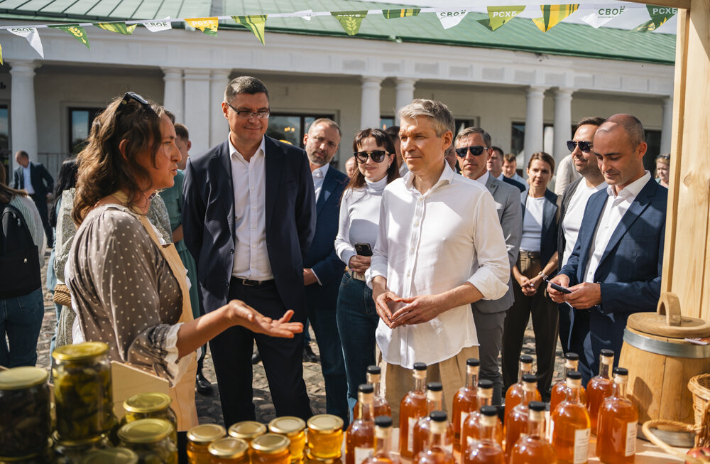 Борис Листов и Александр Авдеев осматривают ассортимент фермерской продукции - РСХБ | События Борис Листов и Александр Авдеев осматривают ассортимент фермерской продукции - РСХБ | События