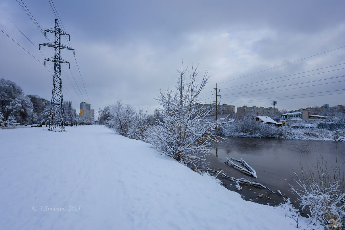 Речка в городе зимой - Александр Синдерёв