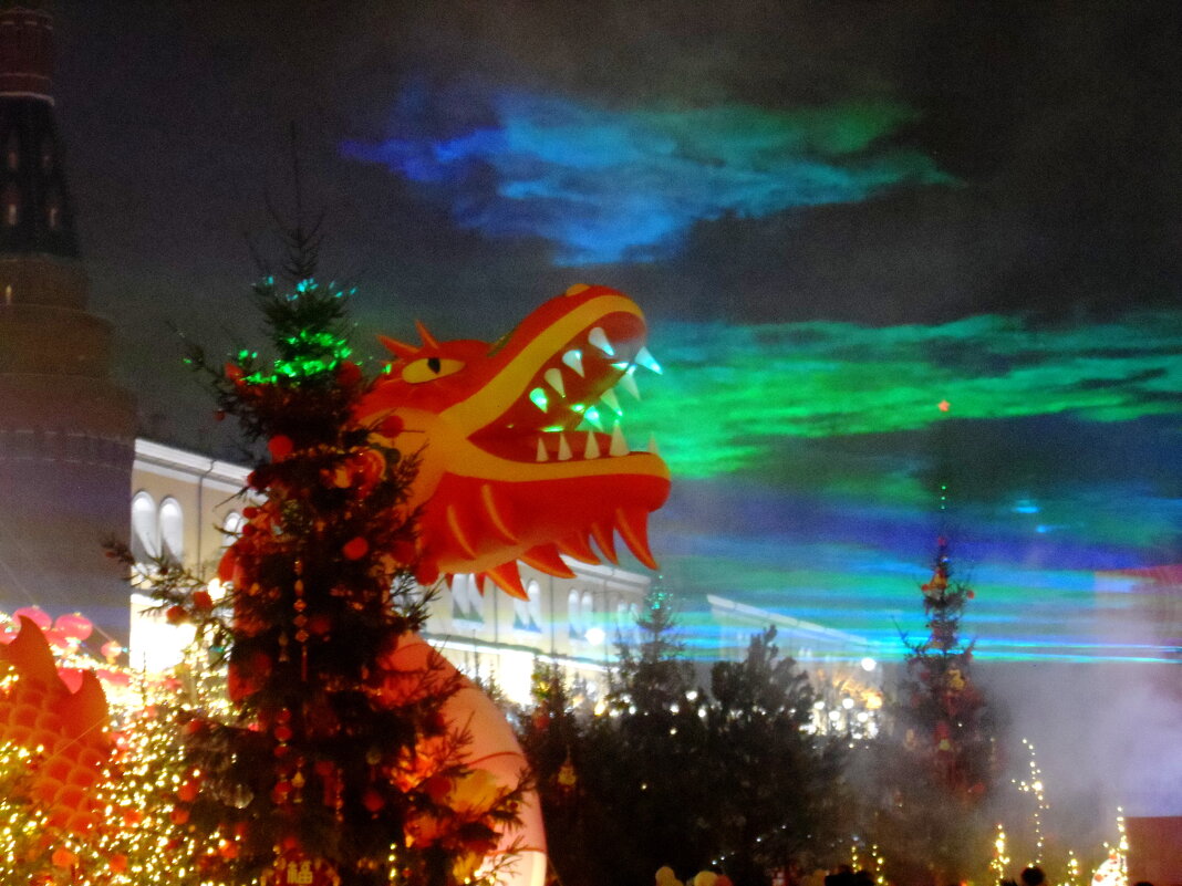Китайский Новый год в Москве в 2025 году. Световая инсталляция, имитирующая северное сияние. - Галина Китайский Новый год в Москве в 2025 году. Световая инсталляция, имитирующая северное сияние. - Галина