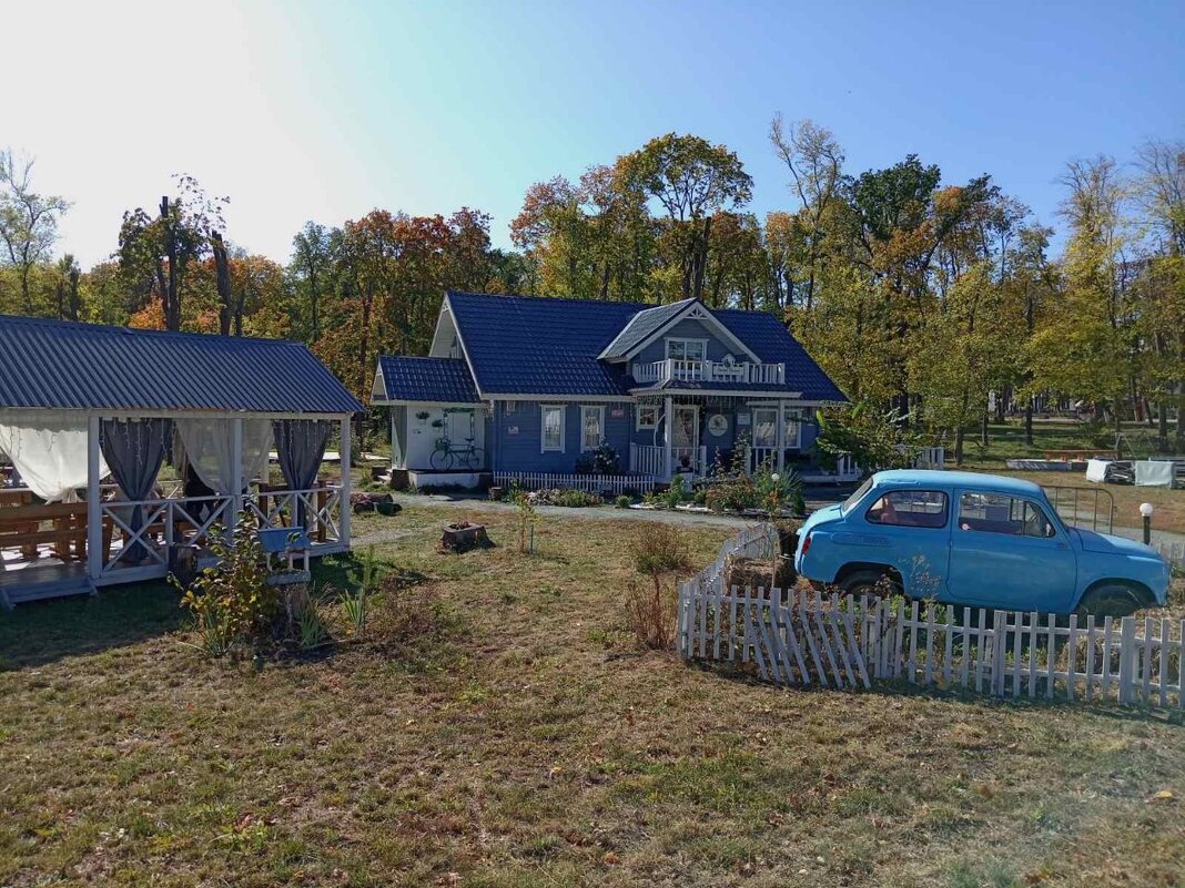 Уютный дворик с "Запорожцем" - Надежда Уютный дворик с "Запорожцем" - Надежда