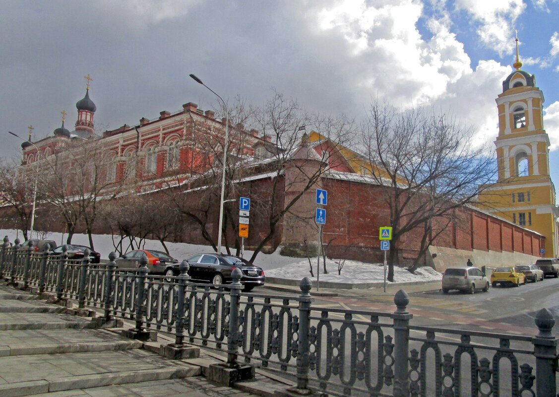 У стен Богородице - Рождественского  женского монастыря в Москве. - Ольга Довженко