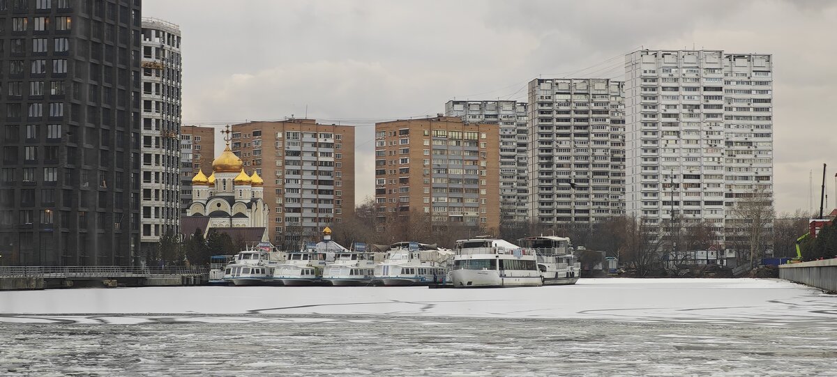 На речном трамвайчике от ЗИЛа до Печатников и обратно - <<< Наташа >>>
