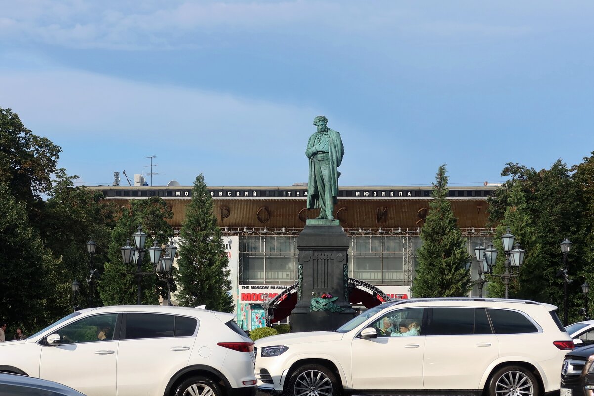 Памятник поэту - Дмитрий И_