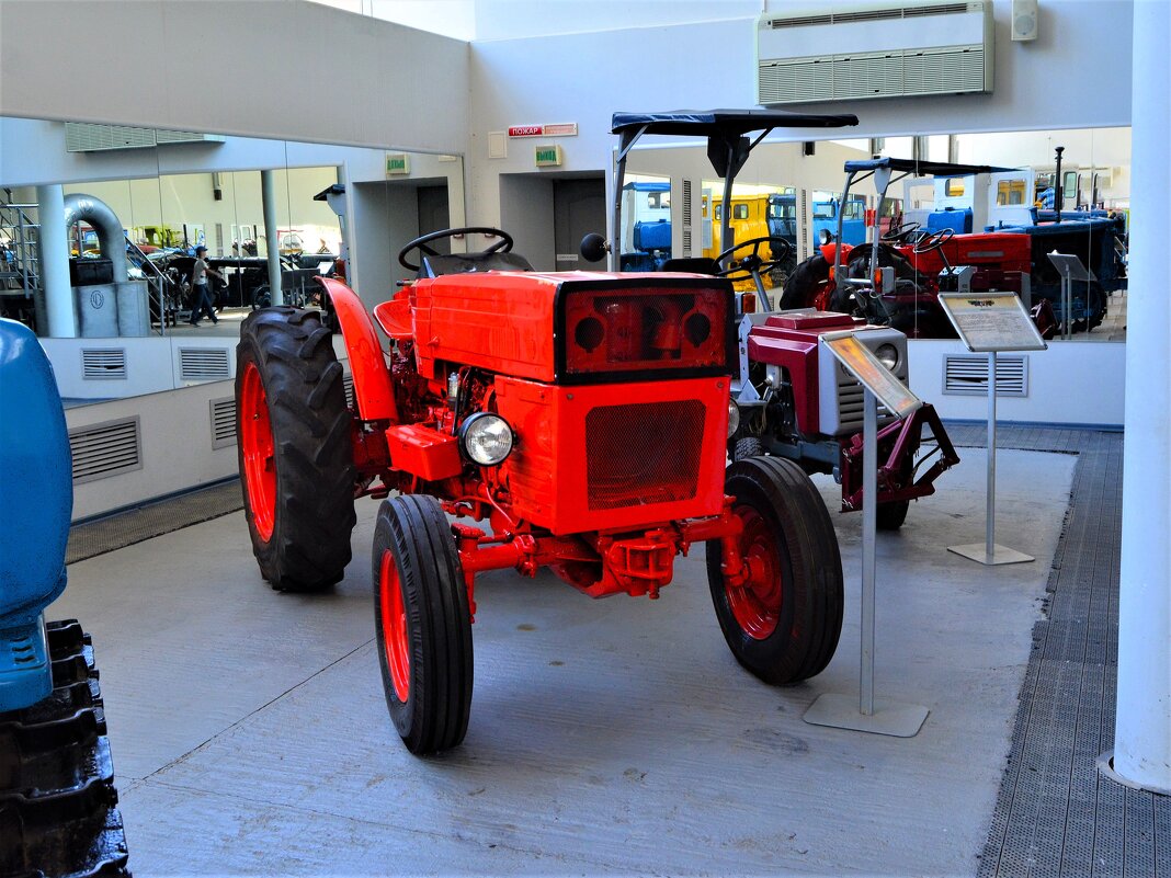 Чебоксары. Колёсный универсально-пропашной трактор Universal 445V . - Пётр Чернега Чебоксары. Колёсный универсально-пропашной трактор Universal 445V . - Пётр Чернега