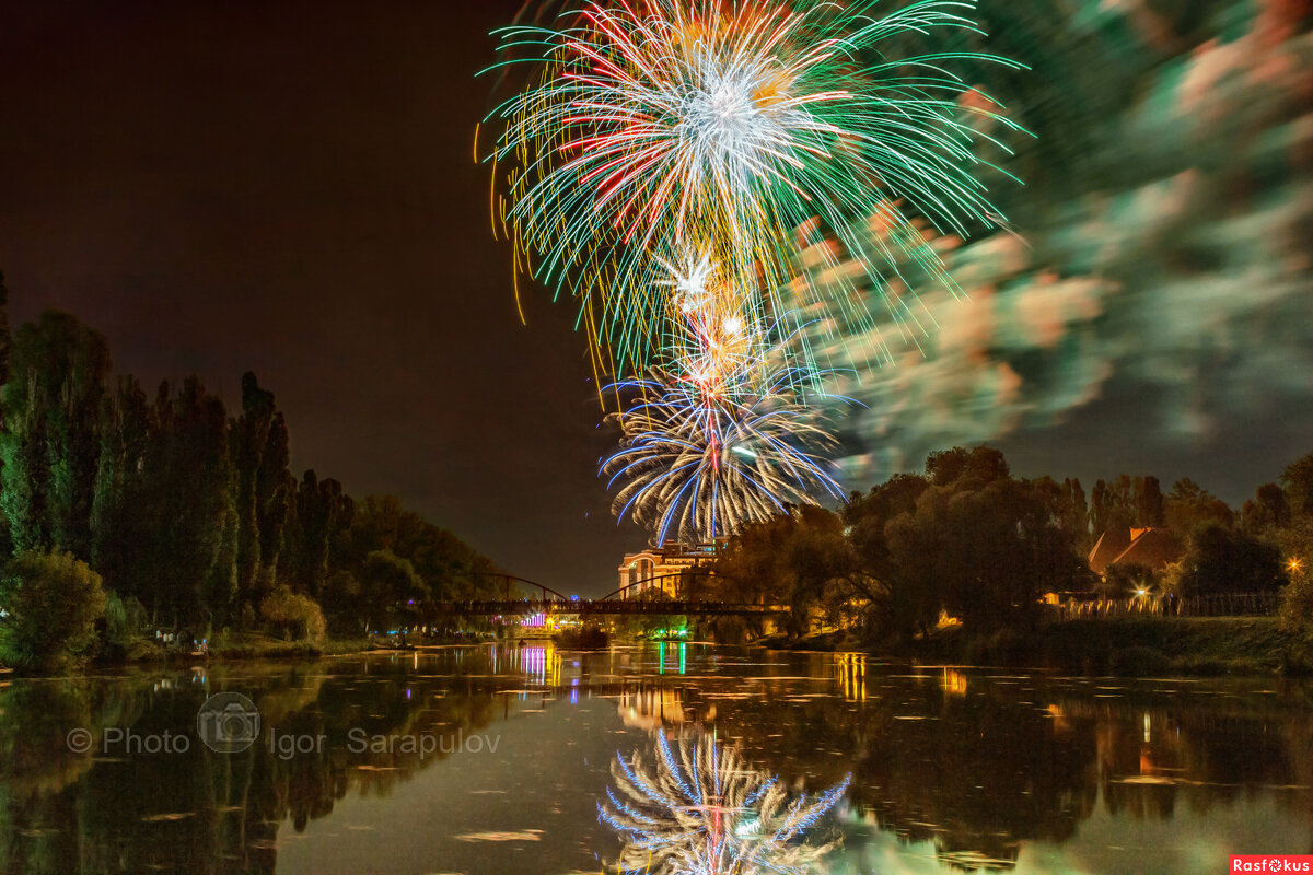 Залпы салюта в парке Победы - Игорь Сарапулов Залпы салюта в парке Победы - Игорь Сарапулов