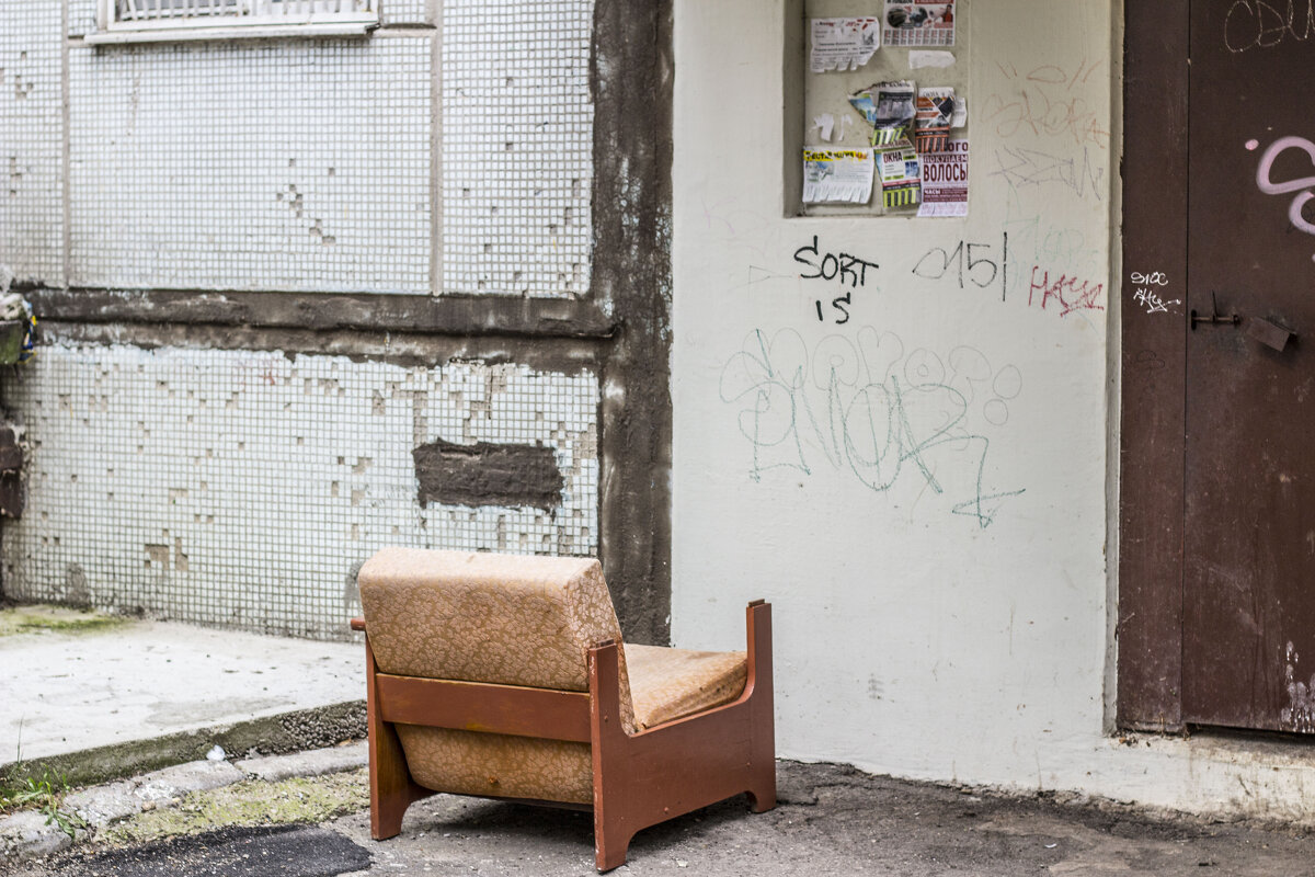 Кресло & стена - Коля Лукашов