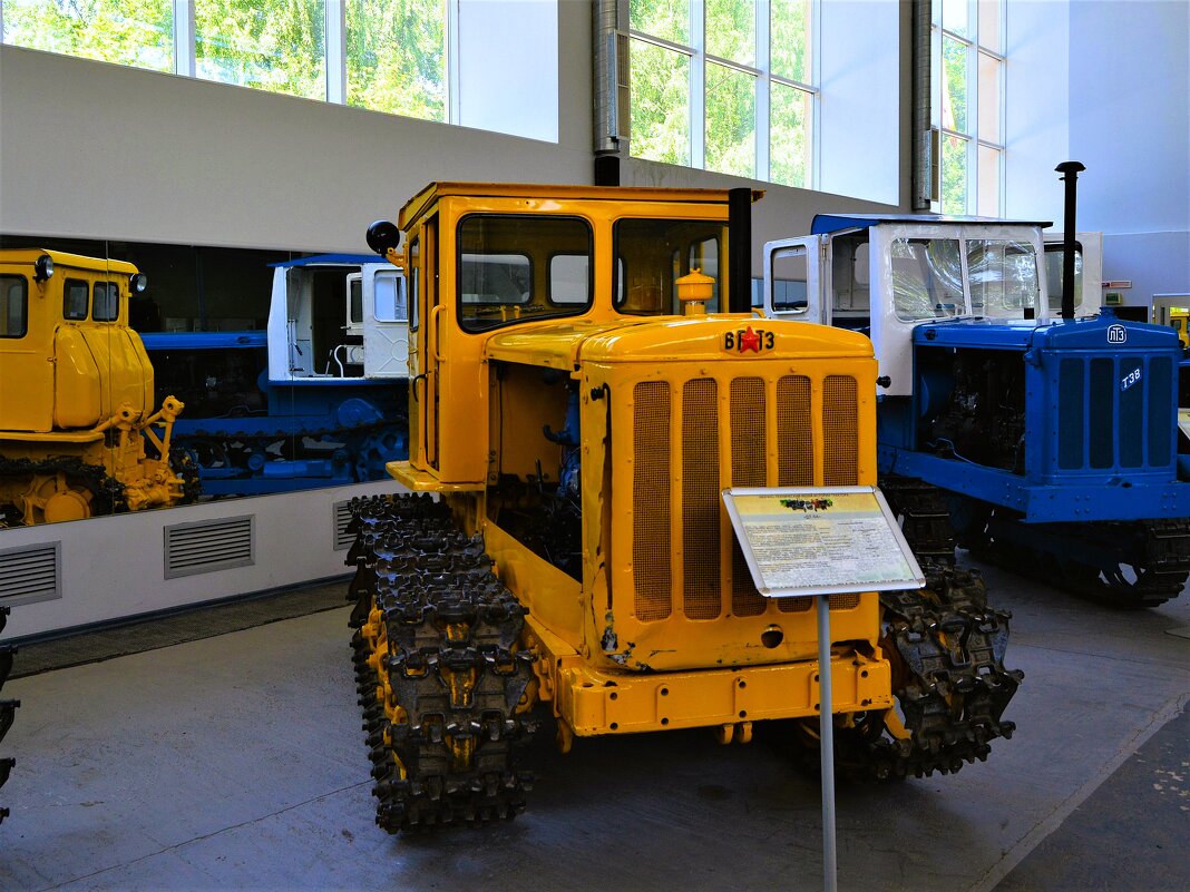 Чебоксары. Гусеничный пахотный трактор ДТ - 54. - Пётр Чернега