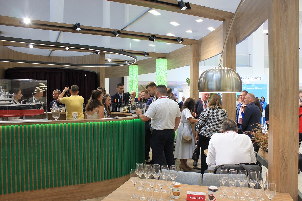 Гости ВЭФ знакомятся с экспозицией «ВиноГрад» - РСХБ | События Гости ВЭФ знакомятся с экспозицией «ВиноГрад» - РСХБ | События