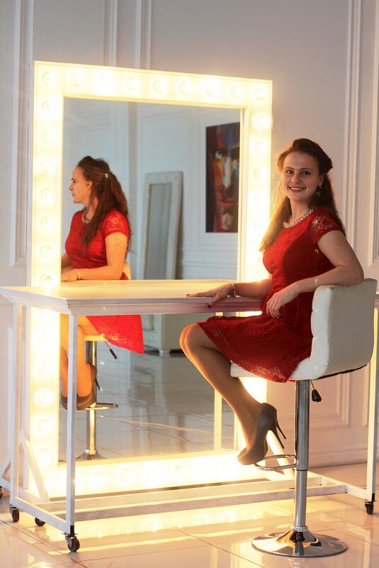 У зеркала - Екатерина Максимова