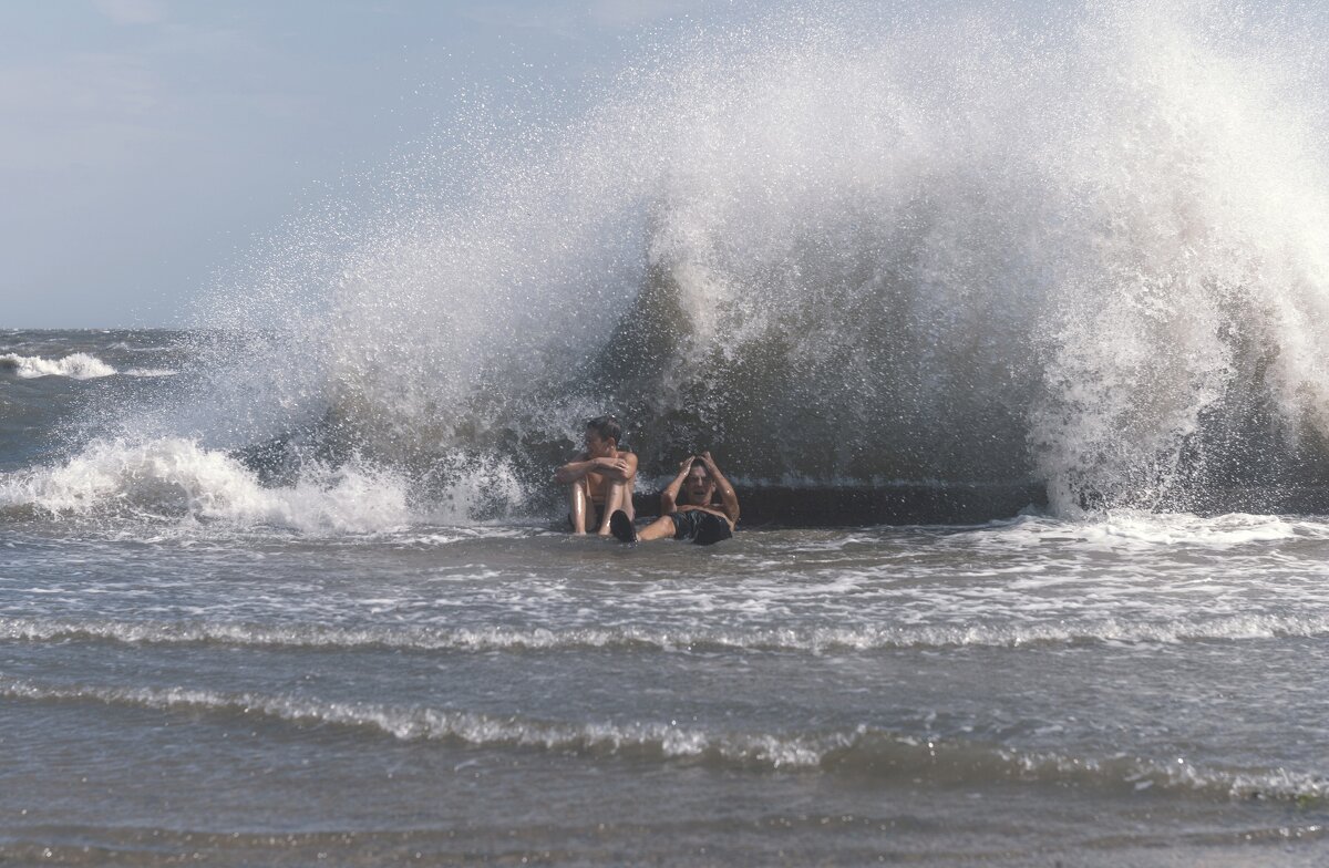 Осенний шторм в Керчи. - Анатолий Щербак
