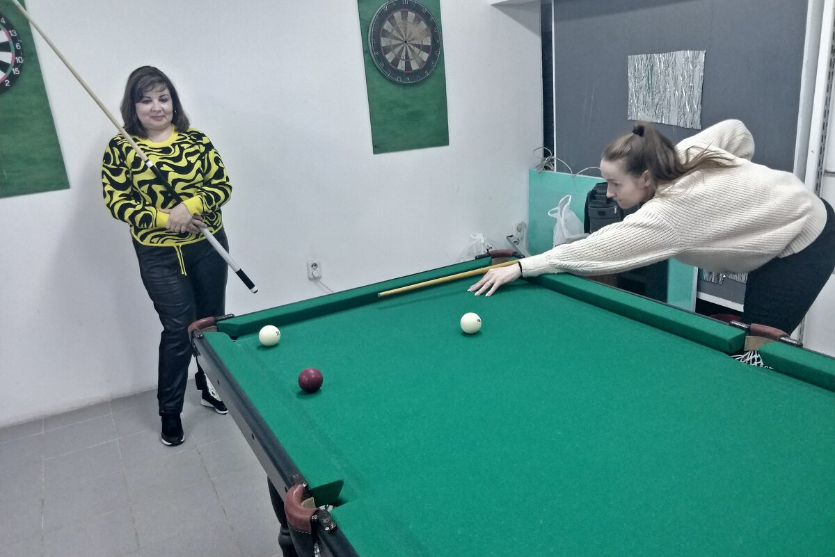 Играют девушки - Андрей Хлопонин Играют девушки - Андрей Хлопонин