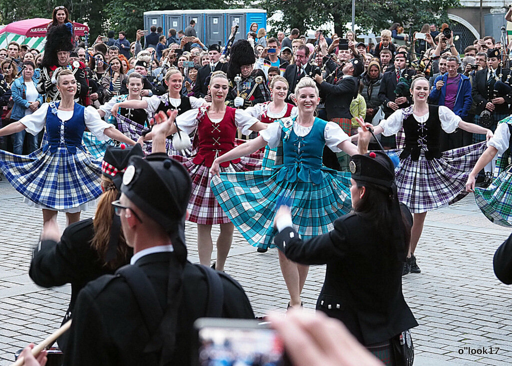 спасская башня сближает - Олег Лукьянов спасская башня сближает - Олег Лукьянов