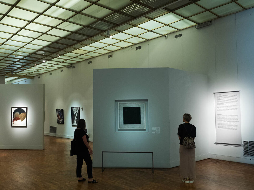 У_ЧЕРНОГО_КВАДРАТИКА_В_ЧЕРНОМ - Сергей Янович Микк