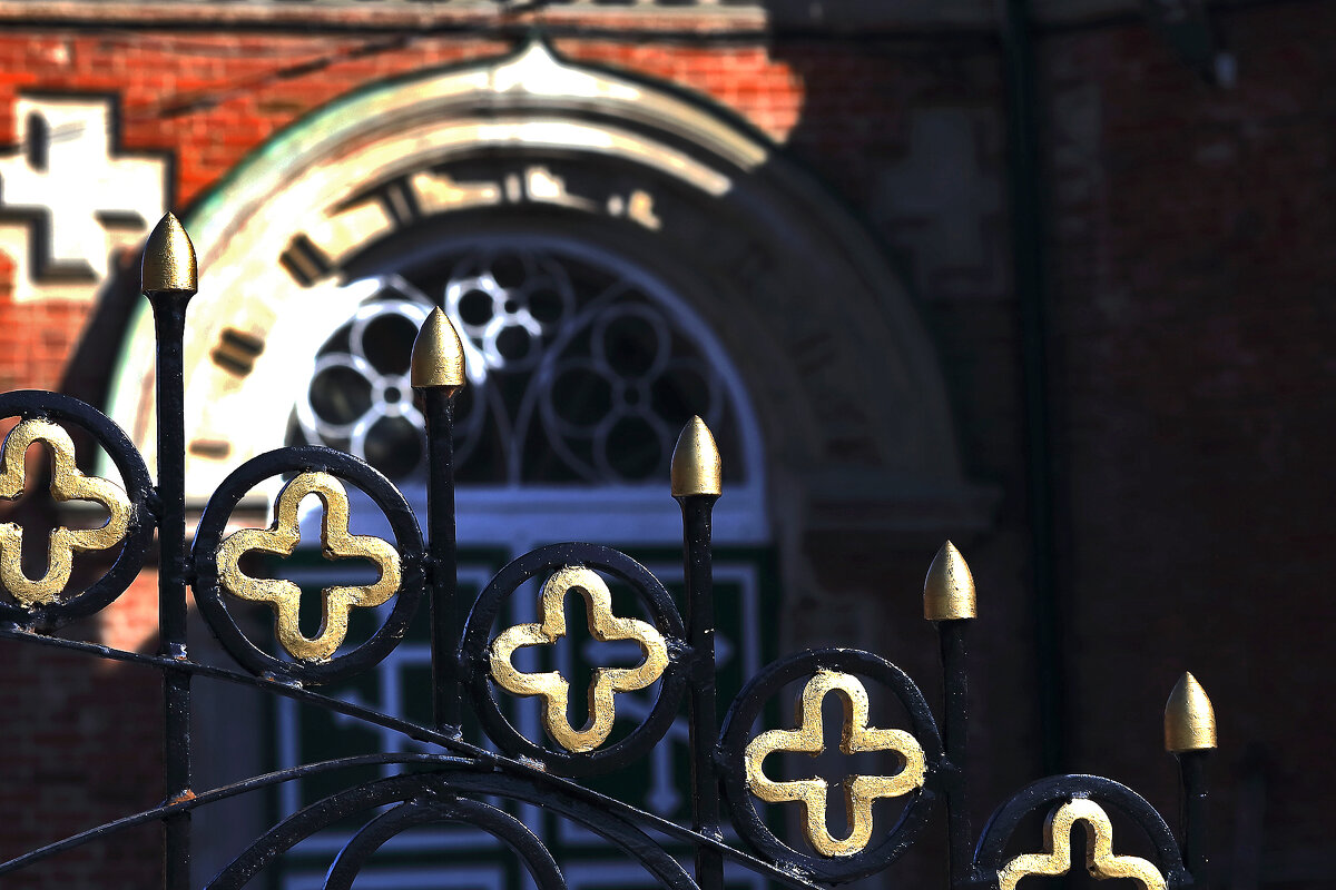 Возле церкви - Юрий Гайворонскiий Возле церкви - Юрий Гайворонскiий