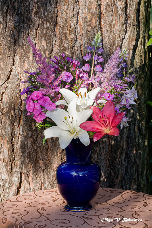 Лилии на фоне сосны - Ольга Бекетова