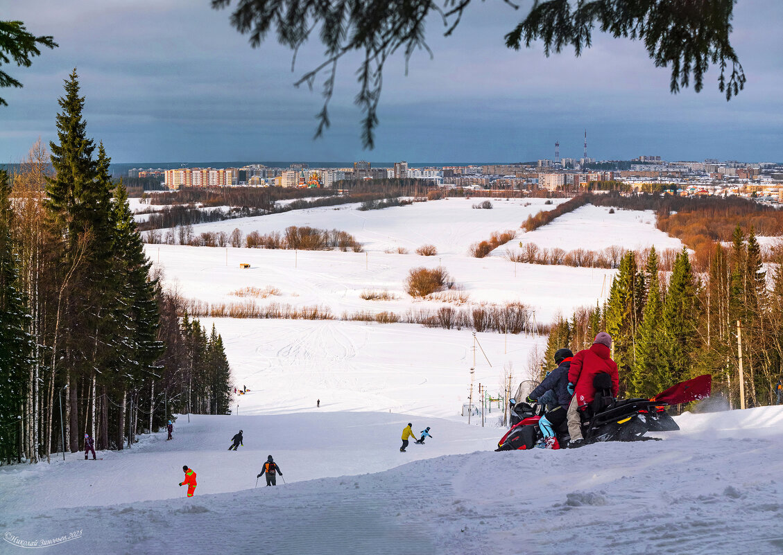 Ухта. Коми. Лыжно-сноубордная база отдыха "Снегири" на высоком берегу реки Ухта - Николай Зиновьев Ухта. Коми. Лыжно-сноубордная база отдыха "Снегири" на высоком берегу реки Ухта - Николай Зиновьев