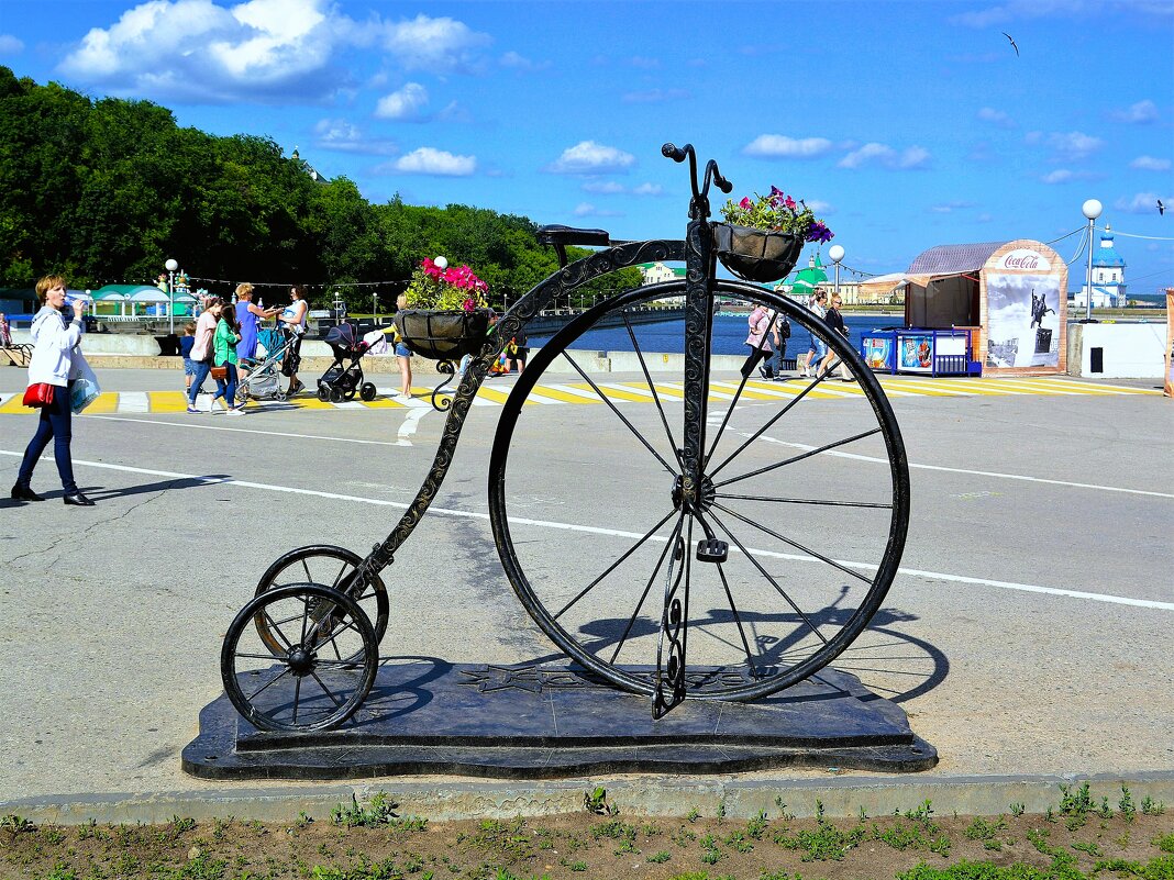 Чебоксары. Памятник велосипеду на Исторической набережной. - Пётр Чернега Чебоксары. Памятник велосипеду на Исторической набережной. - Пётр Чернега