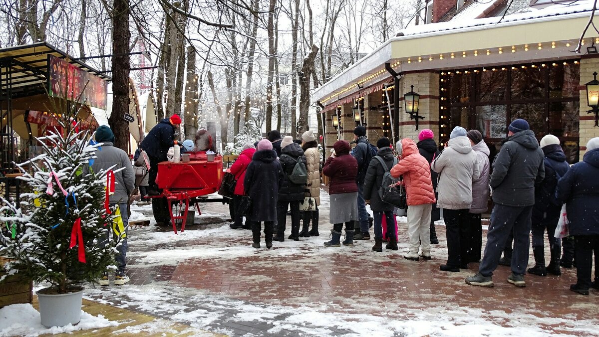 Очередь за блинами в последний день Масленицы. - Милешкин Владимир Алексеевич Очередь за блинами в последний день Масленицы. - Милешкин Владимир Алексеевич