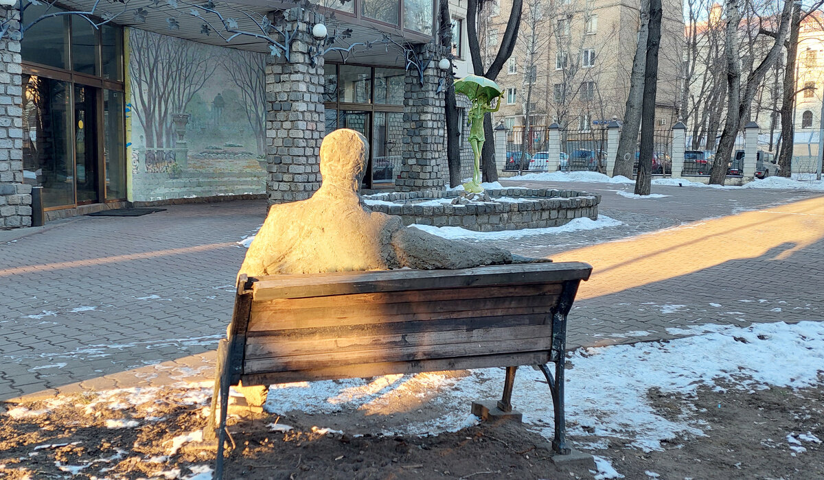 У фонтана "Девочка под зонтиком" 4 - ИРЭН@ . У фонтана "Девочка под зонтиком" 4 - ИРЭН@ .