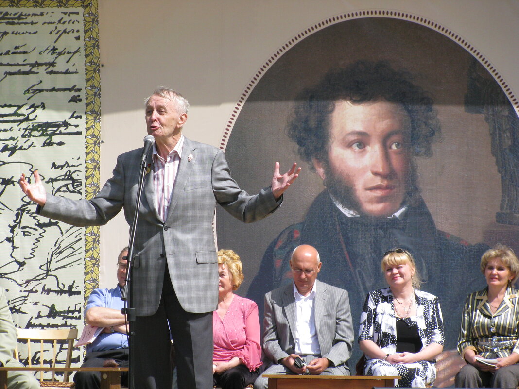 Поэт в России больше, чем поэт... - Олег Зоркий