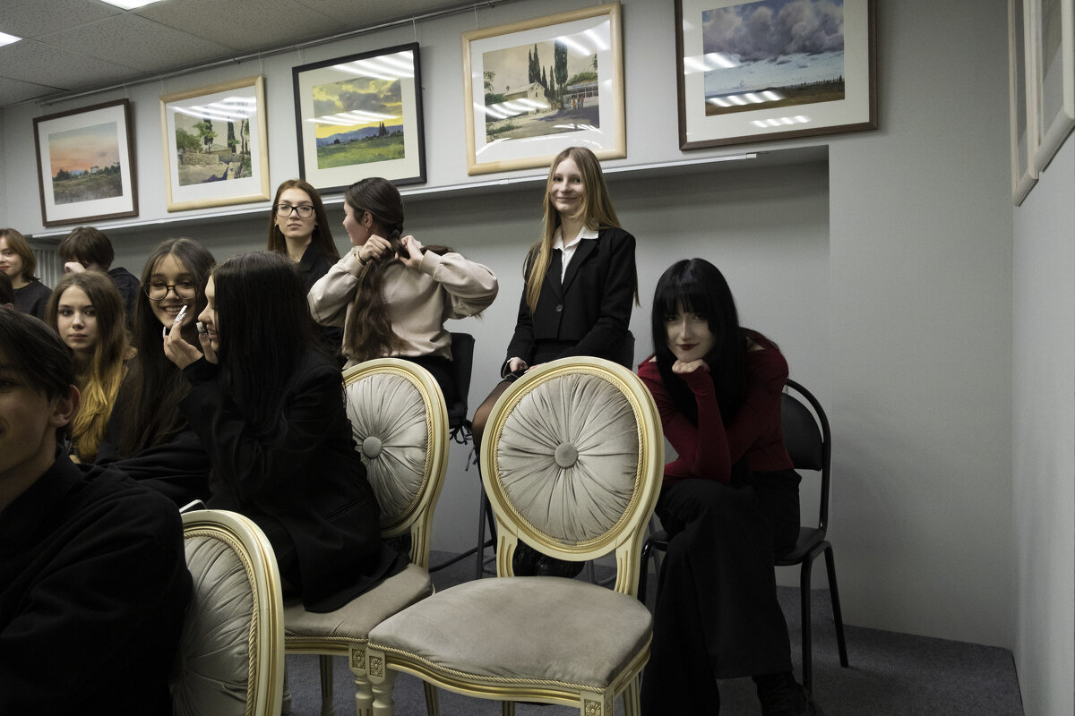 Школьники на выставке Тимофеевой С.М. - Евгений Школьники на выставке Тимофеевой С.М. - Евгений