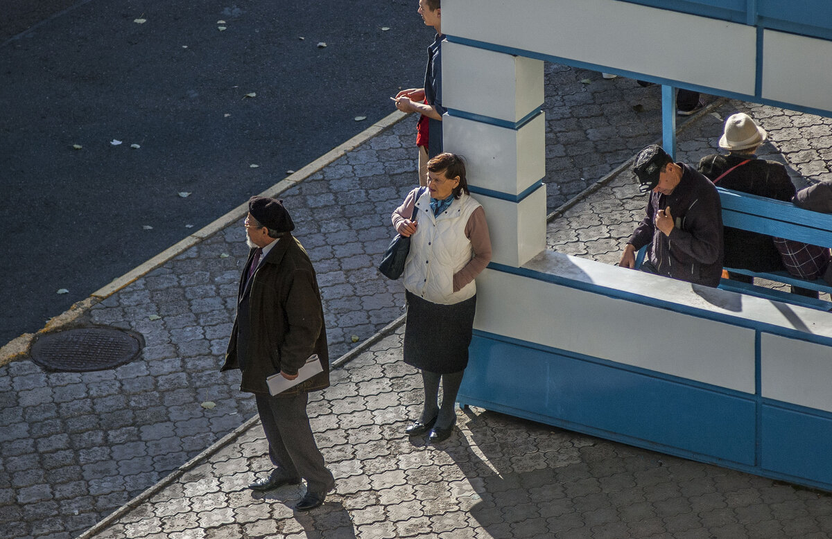 На остановке - Коля Лукашов