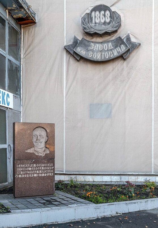 у проходной завода - Сергей Лындин у проходной завода - Сергей Лындин