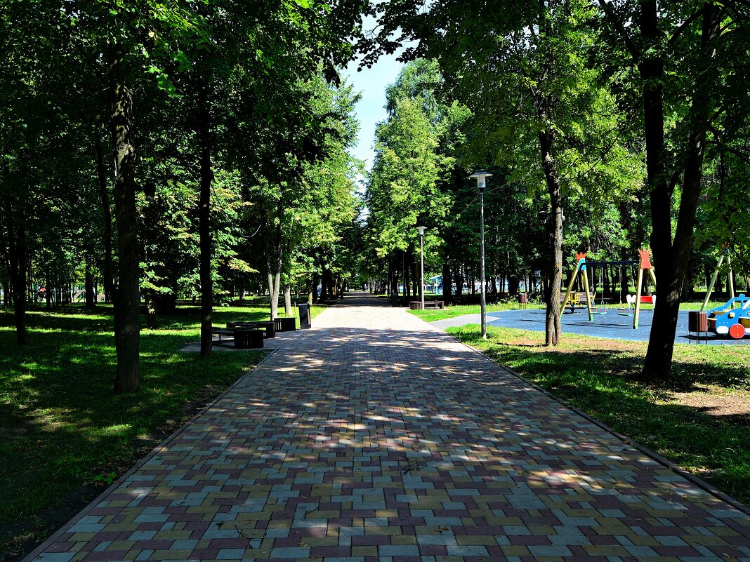 Чебоксары. Центральная аллея Дорисс-парка после реконструкции. - Пётр Чернега