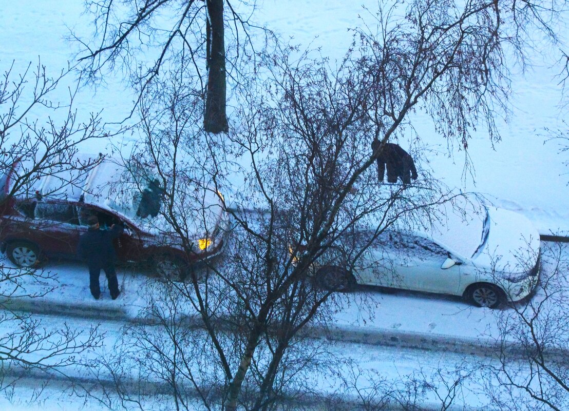 Люди собираются куда-то... - Юрий Куликов Люди собираются куда-то... - Юрий Куликов