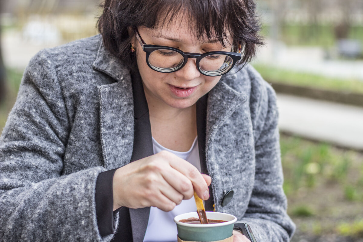 Фотохудожница Лианушка бадяжит себе горячий шоколад - Коля Лукашов Фотохудожница Лианушка бадяжит себе горячий шоколад - Коля Лукашов